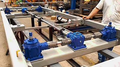 齒輪<a href='/default.html'>絲桿升降機(jī)</a>平臺(tái)安裝